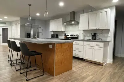 Image de Newly Remodeled 3bd/3bh | 10 mins to the Beach
