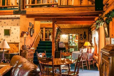 Image de Eagle's Nest - Cozy Rustic Cabin for Large Groups