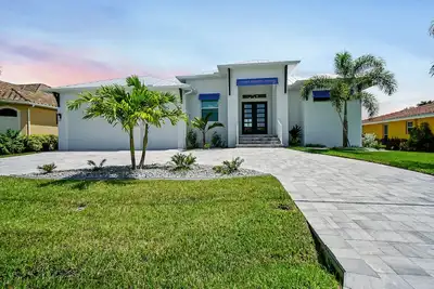 Image de Waterfront Pool Home With Dock and Spa