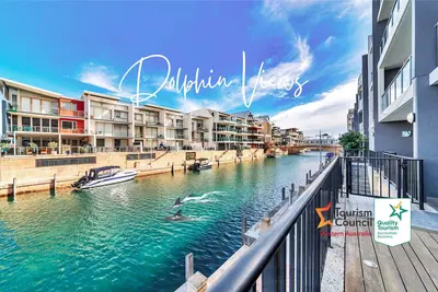 Image de Dolphins At Your Balcony ⎈ Waterfront Home ~ Dolphin Quay