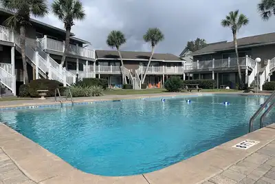Image de 3br / 2Bath condo, large shared pool, many amenities. . . steps from the ocean! ! !
