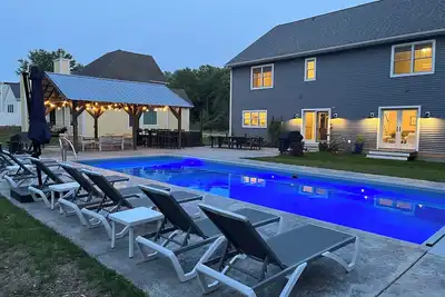 Image de New South Haven Getaway with large 16 by 40 salt water inground pool and hot tub