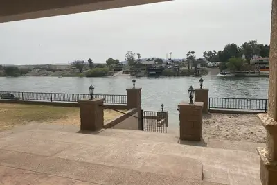 Image de River front private beach estate!