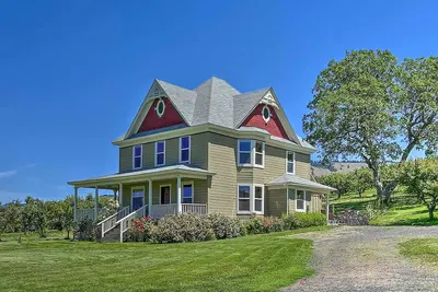 Image de 'StoryBook Glade’ Historical Homestead w/ Views!