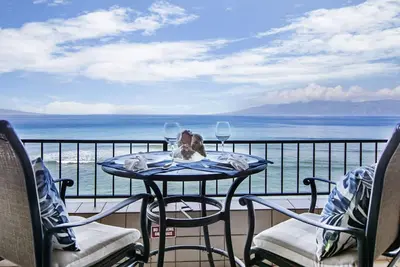 Image de Bright, modern space with stunning ocean views