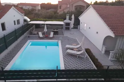 Image de Maison de vacances donnant sur la cour et la piscine