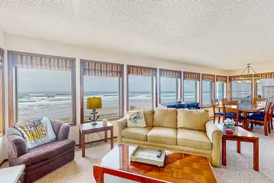 Image de Beachfront home with private deck with views - dogs welcome