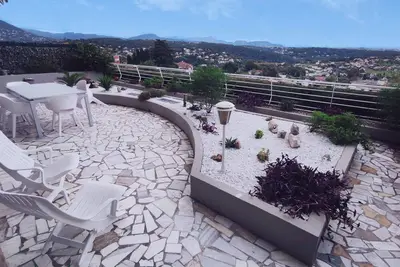 Image de Luxueux T2 avec terrasse de 62m2, magnifique vue dégagée mer et montagne.