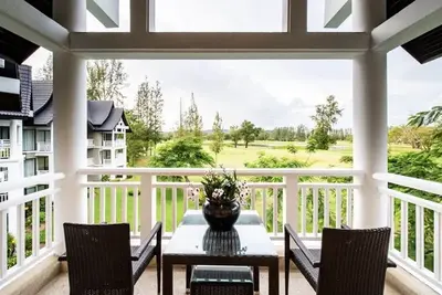 Beautiful Golf View - Walk to Beach - 2br Allamanda Laguna Top Floor Corner Apt