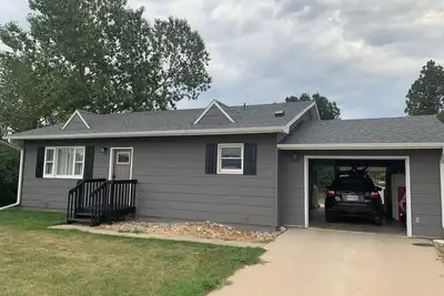 Image de Recently updated home w/1car garage. Easy access to I-90. Fully furnished.