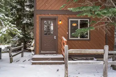Image de Yellowstone Park entrance 1 Mile away- Homestead 1