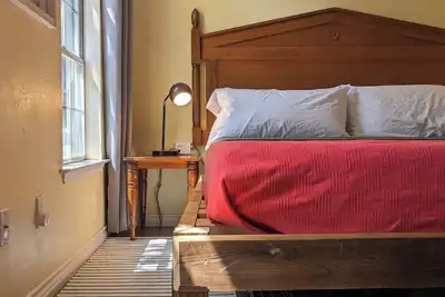 Image de Urbenity: Modern Pet Friendly Ground Fl Row House, King bed