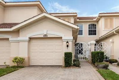 Image de Spacious 2 bedroom+ den condo in Arielle on Palmer Ranch condominiums for rent