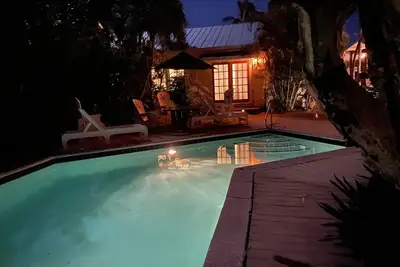 Image de Tropical oasis in a former author’s retreat. Sleeps 4.