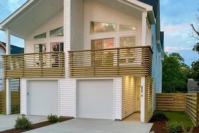 Image de Modern Beach Home! Dogs Welcome! 6 Passenger Golf Cart & Free Town of Cb Parking