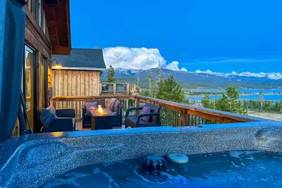 Image de Grand Lake Retreat; Epic Lake and Mountain views! Hot tub, Cornhole, Fire Table