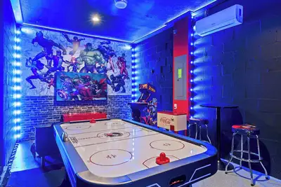 Image de Brand New Storey Lake - 5 bedrooms, 5 bathrooms, private pool and game room.