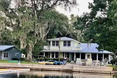 Image de Stunning upper Rainbow River view even from inside the home! Kayaks\/paddleboards