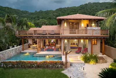 Image de Beautiful Beach front home with 3 bedrooms and 3 1\/2 bathrooms.