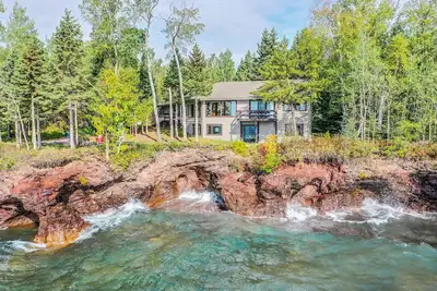 Image de Stone Arch- Entire Large Home on Unique Lake Superior Shoreline