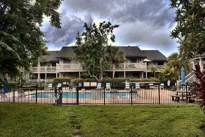 Image de Convenient location with tasteful decorated condo with many amenities