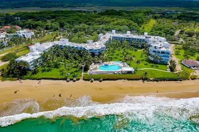 Image de 1bd sea-views condo on sandy beach, in secure resort with pool!