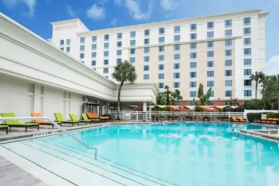 Image de Excellent Location Direclty Across Universal Studios! 2 Relaxing Rooms, Pool