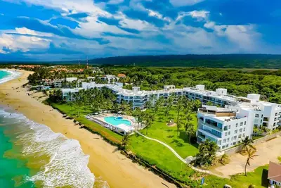 3bd sea-views condo on sandy beach, in gated resort with pool!