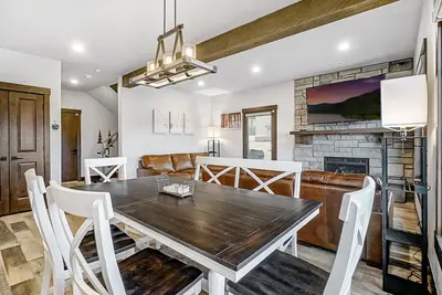 Image de King Beds Fireplace Hot Tub Rec Room Heated Garage
