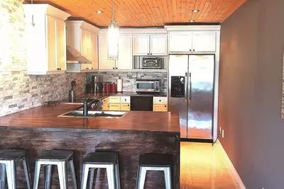 Image de Gorgeous lakefront getaway mere minutes from city amenities- with hot tub! <br>