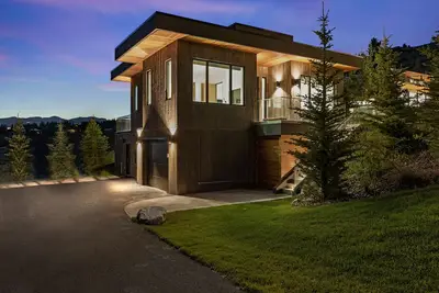 Image de 5 & 15 min drives to ski areas! 1m to town. Garage, hot tub, grill, fireplace.
