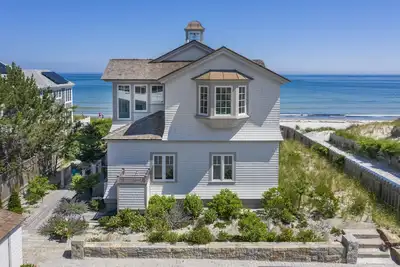 Image de Beautifully renovated Ocean-Front luxury home on private beach