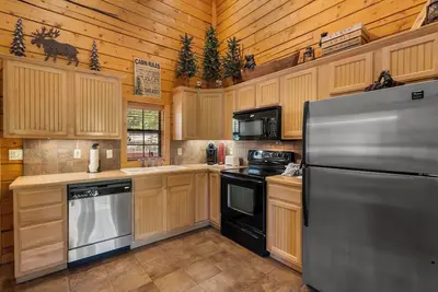 Lovely 2br+Loft Cedar Log Cabin with Fireplace in the Very Heart of Branson