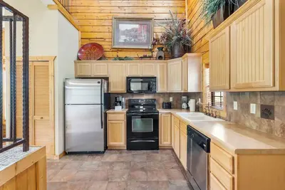 Cozy Cabin with Fireplace & Screened Balcony - Perfect Getaway!