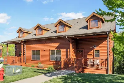 Cozy Cabin Near 76 Strip • Pool & Games