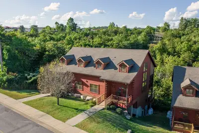 Spacious Family Retreat - Cedar Cabin just Minutes from Attractions!