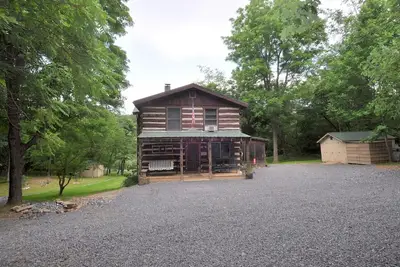 Image de Pondview Cabin - pond, log cabin, wifi, screen porch, deck, hiking, king bed