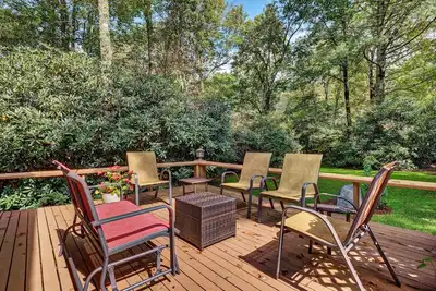 Image de Idlewood Cottage - Mountain Retreat w/ Covered Porch & Fireplace