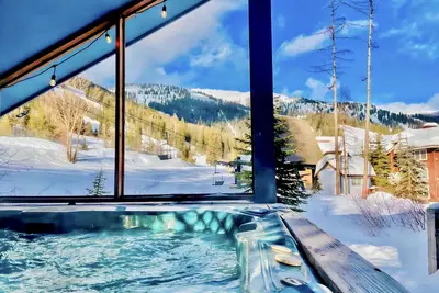 Image de True Slopeside 7-Br  Home: 75ft to Chair, Hot Tub, Sleeps 16