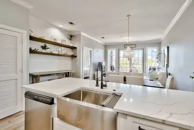 Image de Luxurious 3 Br Condo overlooking 30a nestled between Rosemary & Alys Beach