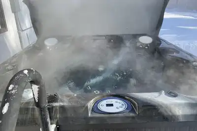 Image de Entire house w/garage and hot tub. Quiet suburban neighborhood.