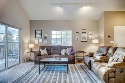 Image de Labor Day Still Open! Great for Family-Steps to HotTub, Remodeled Kitchen/Baths, W/D, Grill, Garage