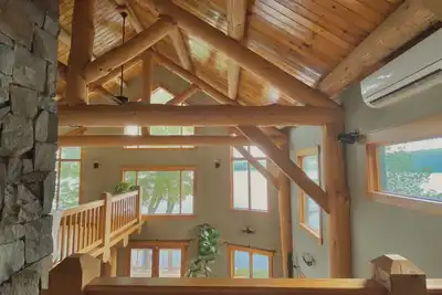 Image de Breathtaking Timber Frame Lake House