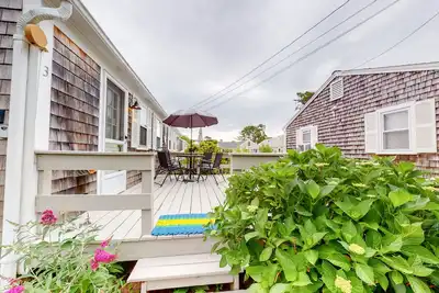 Image de Family-friendly house w/gas grill, deck, streaming services - near Haigis Beach