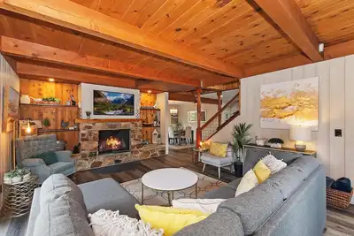 Image de The Sweet Spot By Destination Big Bear: Modern, Rustic Luxury! Walking distance to Bear Mountain, Hiking, and a Beautiful Mountain Views! Large Decks, Corn Hole and Games! Fire Pit!