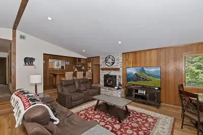 Image de Cozy Bear Den by Destination Big Bear : 3 Bedroom, 2. 5 Bath located in Prestigious Skyview Estates/Fox Farm! Outdoor Hot Tub!