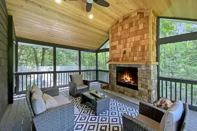 Image de Azalea at Highlands Falls | Screened In Porch With Outdoor Fireplace