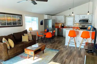 Image de Beautiful cottage with gorgeous lake view, lake access and boat slip
