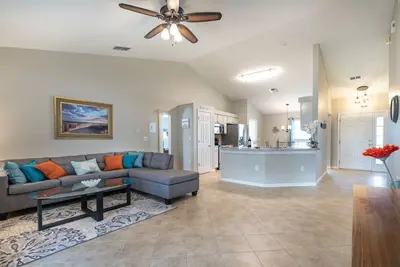 Image de Centralized, stylish getaway. Short drive to beach, shopping, downtown, Mayo!