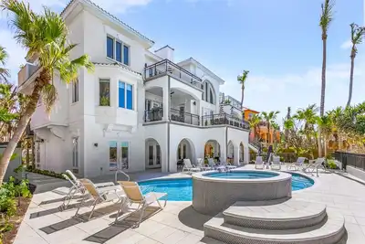 Image de Bring the Family! Beachfront Estate, Private Pool+Spa, 9 Bedrooms, Sleeps 30